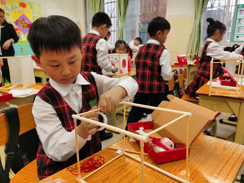03-朝天小学港澳子弟班学生制作元宵灯笼_副本.jpg