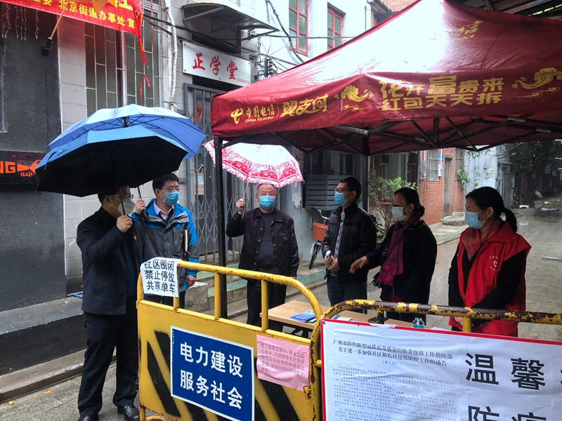 市教育局华山鹰副局长到龙藏社区检查了解机关党员志愿队支援社区防控工作情况_副本.jpg