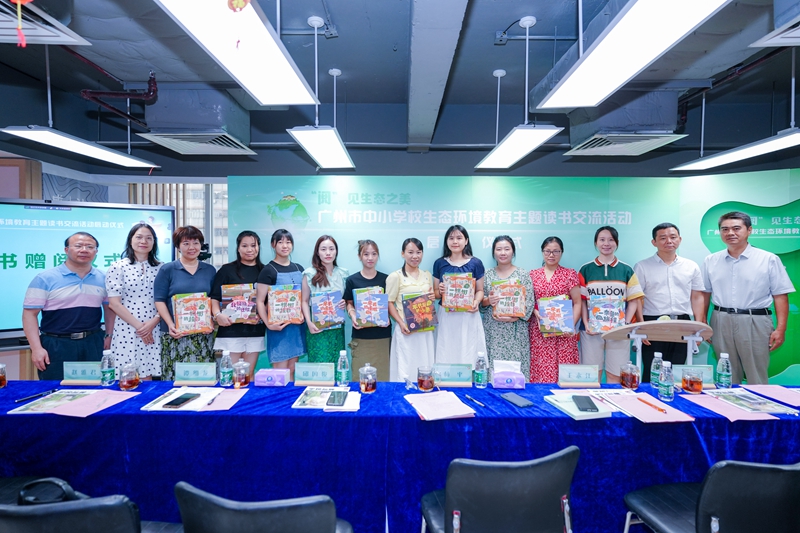 向参与活动单位赠阅图书引导活动开展.jpg