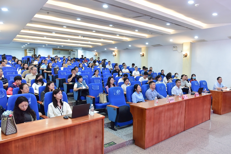 市教育局领导到研修班听取专家授课.jpg